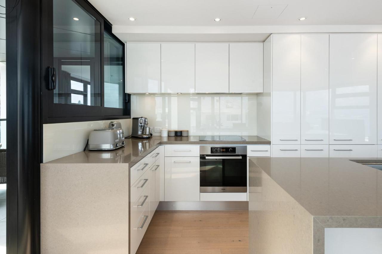 Ferienwohnung Superb Elevated Views Of Harbour With Heated Pool, Gym & Parking Mount Maunganui Exterior foto